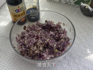 洋葱猪肉大包子，家常做法简单好吃！全家都很喜欢吃的做法步骤：1