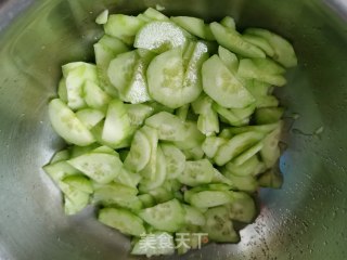 清炒黄瓜片的做法步骤：2