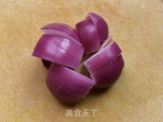 洋葱木耳拌酥瓜的做法步骤：1