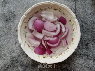 洋葱木耳拌酥瓜的做法步骤：2