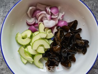 洋葱木耳拌酥瓜的做法步骤：7