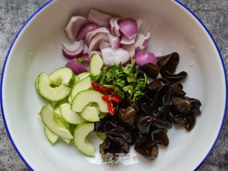 洋葱木耳拌酥瓜的做法步骤：8