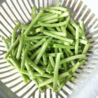 泡姜炒豆角的做法步骤：2