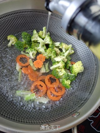 西兰花鲜虾沙拉的做法步骤：6