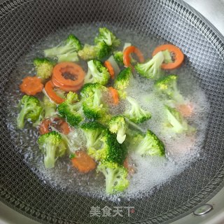 西兰花鲜虾沙拉的做法步骤：7