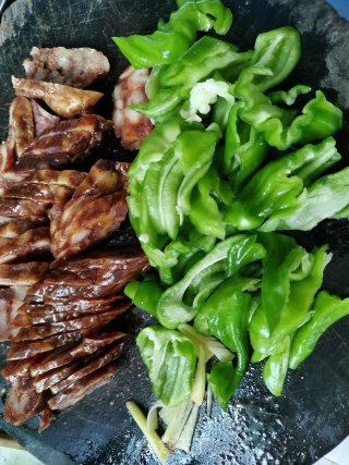 青椒炒熏肠的做法步骤：1
