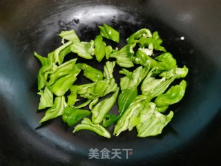 青椒炒熏肠的做法步骤：2