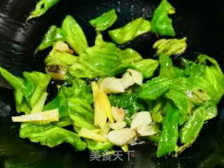青椒炒熏肠的做法步骤：3