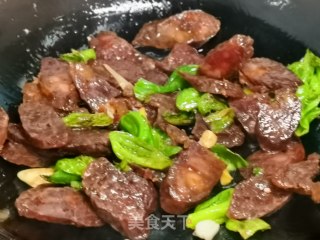 青椒炒熏肠的做法步骤：5