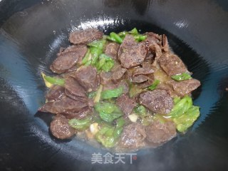 青椒炒熏肠的做法步骤：7