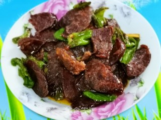 青椒炒熏肠的做法步骤：8