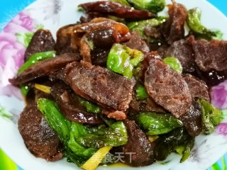 青椒炒熏肠的做法步骤：9