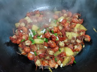 土豆烧虾球的做法步骤：12