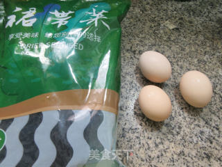 裙带菜炒鸡蛋的做法步骤：1