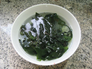 裙带菜炒鸡蛋的做法步骤：2