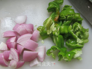 香干洋葱炒皱皮椒的做法步骤：3