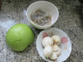 蘑菇虾仁炒蒲瓜的做法步骤：1