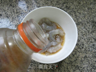 蘑菇虾仁炒蒲瓜的做法步骤：2