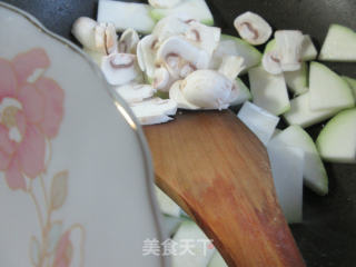蘑菇虾仁炒蒲瓜的做法步骤：8