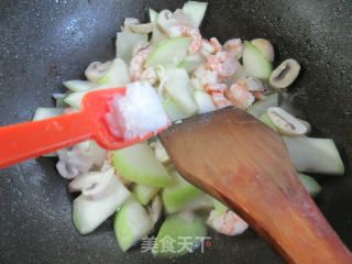 蘑菇虾仁炒蒲瓜的做法步骤：11