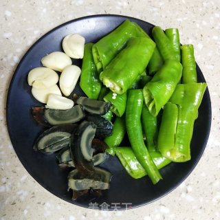 皮蛋炒青椒的做法步骤：1