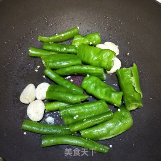 皮蛋炒青椒的做法步骤：3