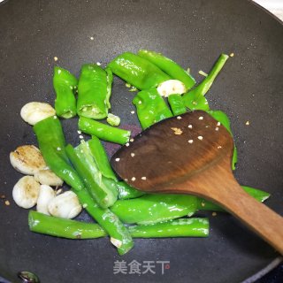 皮蛋炒青椒的做法步骤：4