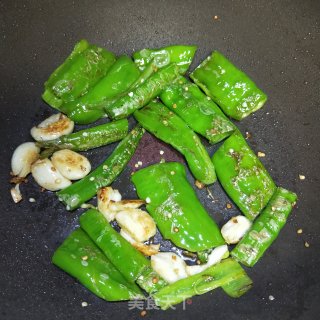 皮蛋炒青椒的做法步骤：5