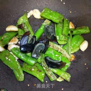 皮蛋炒青椒的做法步骤：6
