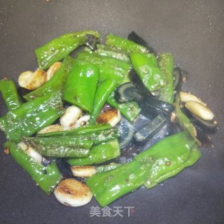 皮蛋炒青椒的做法步骤：7