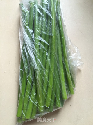 蒜苔煎鹅蛋的做法步骤：1
