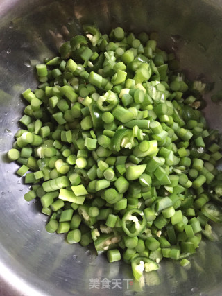 蒜苔煎鹅蛋的做法步骤：3