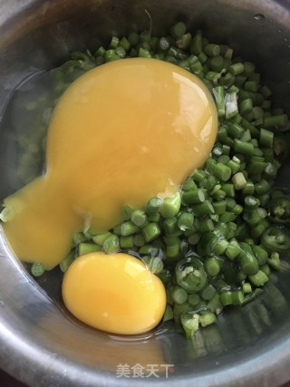 蒜苔煎鹅蛋的做法步骤：4