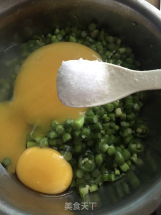 蒜苔煎鹅蛋的做法步骤：5