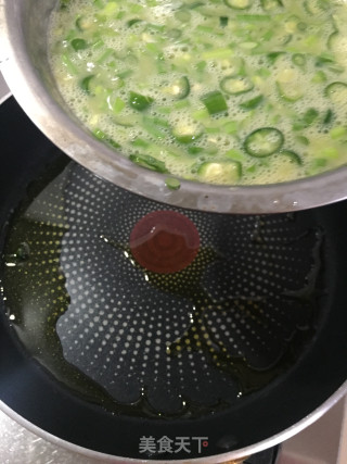 蒜苔煎鹅蛋的做法步骤：6