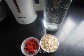 枸杞燕麦奶的做法步骤：1