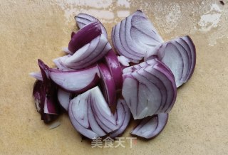 香菜洋葱拌牛肉的做法步骤：2