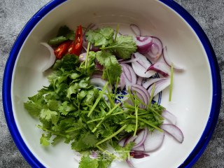 香菜洋葱拌牛肉的做法步骤：6
