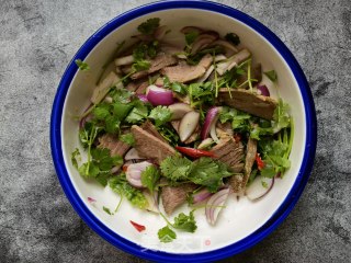 香菜洋葱拌牛肉的做法步骤：10