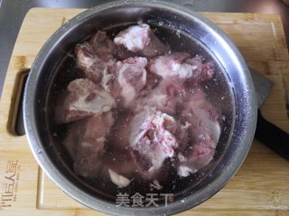 毛豆烧排骨的做法步骤：1