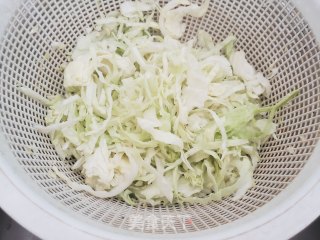 包菜柿椒炒粉条的做法步骤：3