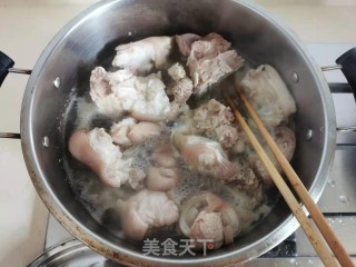毛豆焖猪手的做法步骤：1