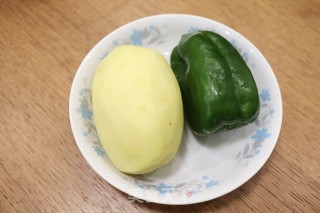 炝拌青椒土豆丝的做法步骤：1