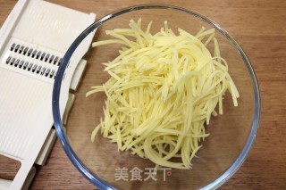 炝拌青椒土豆丝的做法步骤：2
