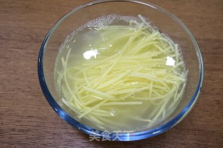 炝拌青椒土豆丝的做法步骤：3