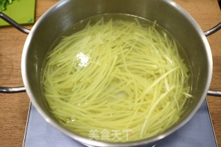 炝拌青椒土豆丝的做法步骤：6