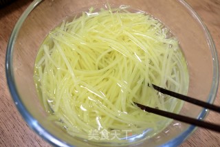 炝拌青椒土豆丝的做法步骤：7