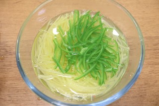炝拌青椒土豆丝的做法步骤：9