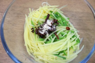 炝拌青椒土豆丝的做法步骤：11