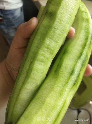 瘦肉丝瓜汤的做法步骤：1